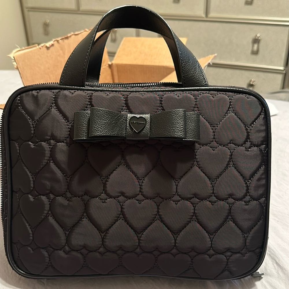 🖤 Betsey Johnson toiletry bag. Cute quilted heart pattern. New without tags.